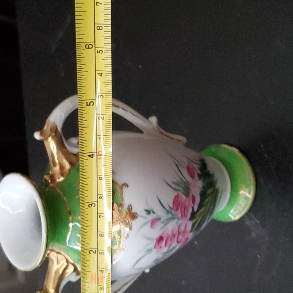 VINTAGE ANTIQUE GREEN AND WHITE FLORAL FLOWER VASE. - Picture 10 of 11